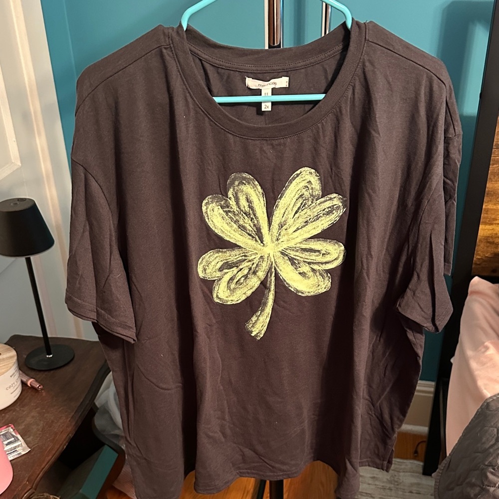Maurice’s dark grey T-Shirt with Yellow Clover Design